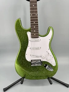 Guitarra Eléctrica Verde ST Parte Cromada Golpeador Blanco Cuerpo de Tilo - Imagen 1 de 16