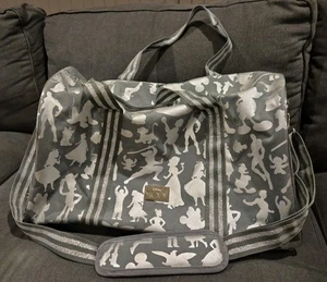 WALT DISNEY 100 YEARS LIMITED EDITION COLLECTABLE SILVER SHOULDER DUFFLE BAG - Foto 1 di 15