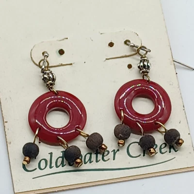 Pendientes perforados Coldwater Creek círculo borgoña con gancho de cuentas colgantes  Foto 1 de 4