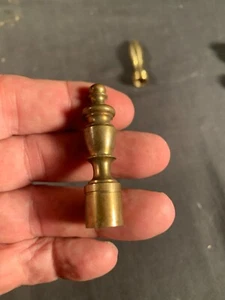 Lámpara de mesa con remate de lámpara de latón fundido vintage de 2 pulgadas de alto - Imagen 1 de 3