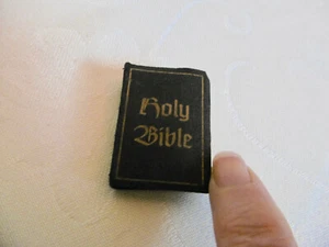 ÉVANGILES MINIATURES EN ANGLAIS DANS ÉTUI TISSU - HOLY BIBLE - POUR POUPÉE - Imagen 1 de 8