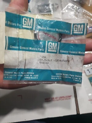 Nuevo de Lote Antiguo Gm Chevrolet Chevette Volante Bocina Tapa Emblema NUEVO GENUINO Foto 1 de 4