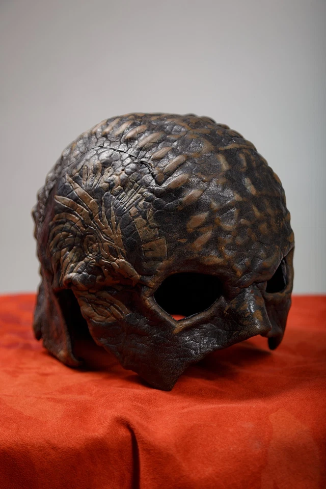 Casco de cuero marrón negro "Jormungandr", imágenes de dragones, runas vikingas estilizadas Foto 1 de 4