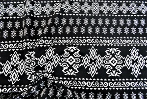 Tela texturizada estampada de Liverpool 4 vías elástica negro marfil azteca H602 - Imagen 1 de 1
