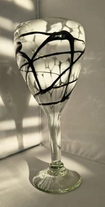 Schwerer mundgeblasener mexikanischer Glaskelch weiß gepunktet Muster schwarz appliziert Wirbel - Bild 1 von 12