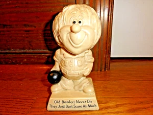 1971 Russ Berrie Figur "Old Bowlers Never Die, Just Don't Score as Much" - Bild 1 von 7