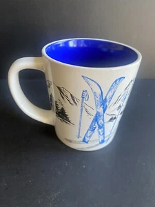 Taza de café Tim Hortons 2018 Skiis Mountains pino árboles 14 oz Canadá, interior azul - Imagen 1 de 4