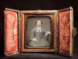 HIGHLY TINTED 1/6 PLATE DAGUERREOTYPE - GORGEOUS LADY BLUE DRESS - TRI-FOLD CASE - Picture 1 of 4