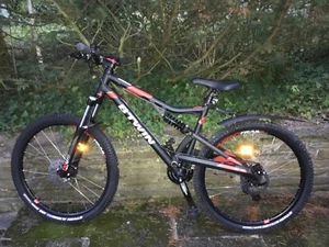 Mountainbike BTWIN mit Helm, Schloss, Schutzblech; Top Zustand; Rahmengröße L - Bild 1 von 2