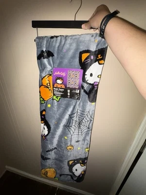 Hello Kitty Halloween Peluche Manta 50 pulgadas x 70 pulgadas Gato Negro Auténtico Sanrio Foto 1 de 4