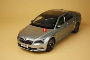 1/18 2016 todo nuevo Skoda nuevo excelente color plata - Imagen 1 de 8