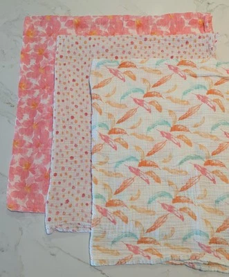 Mantas de algodón estándar para bebés Aden & Anais de 3 piezas coral, amarillo, blanco Foto 1 de 4