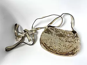 Cartera de noche vintage de malla metálica dorada con correa de cuero - Imagen 1 de 4