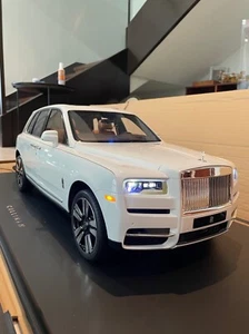 Rolls-Royce Cullinan (White Gloss w/ Burgundy Coachline) [Amalgam] 1:8 scale - Picture 1 of 17