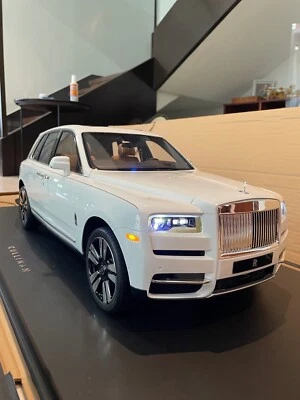 Rolls-Royce Cullinan (White Gloss w/ Burgundy Coachline) [Amalgam] 1:8 scale - Image 1 of 4