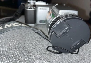 Sony Cyber-shot DSC-F717 fotocamera digitale argento 5,0 MP per parti si accende pacchetto - Foto 1 di 3