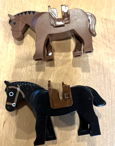 LEGO LOTE DE 2 Caballos NEGRO Y MARRÓN CON Sillines FIGURAS CORCEL ANIMALES - Imagen 1 de 3