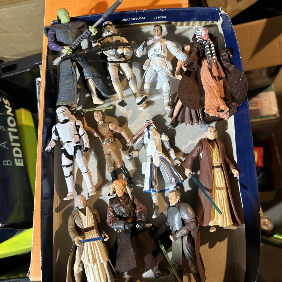 Star Wars 3 3/4 Action Figures Lot Of 30 Loose. - Image 1 of 2