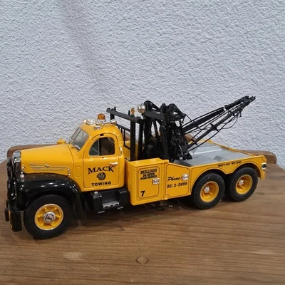 First Gear 1960 Mack B61 Tow Truck 1/25 - MACK TOWING - 49-0003 - Image 1 of 4
