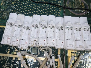 Mando Wii Nintendo 10-DONANTE EXACTO DEFECTUOSO CORROSIÓN-JUEGO #2-PIEZAS-LEER - Imagen 1 de 22