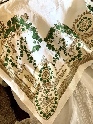"Mantel blanco Wilton Court hiedra verde y pergamino dorado 60"" X 78""" Foto 1 de 4