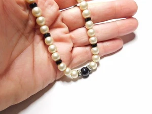 Collar de cuentas negras con diamantes de imitación transparentes de perlas de imitación blanco roto vintage - Imagen 1 de 3