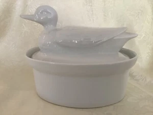 WHITE DUCK SHAPED PORCELAIN CASSEROLE DISH - Picture 1 of 6
