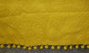 Colcha de Colección Cantebury Algodón Matelesse Completa/Queen Flecos Pom Amarillo Dorado - Imagen 1 de 15