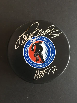 TEEMU SELANNE AUTOGRAPHED HALL OF FAME PUCK W/ HOF INSCRIPTION   J.S.A. Foto 1 de 2