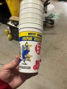 (6) 1982 WVU 7-11 PLASTIK SAMMLER BASKETBALLBECHER - Bild 1 von 3