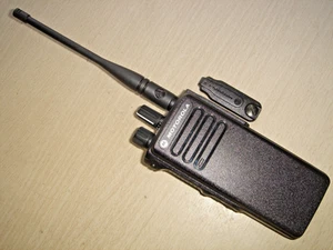 Motorola DP4400 UHF 403-527MHz DMR Digital c/w NEW HOUSING, battery, antenna - Zdjęcie 1 z 9