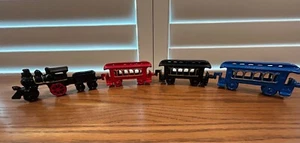 Vintage vier (4) Stück Gusseisen Zugset (schwarzer Motor, roter, schwarzer & blauer Wagen) - Bild 1 von 9