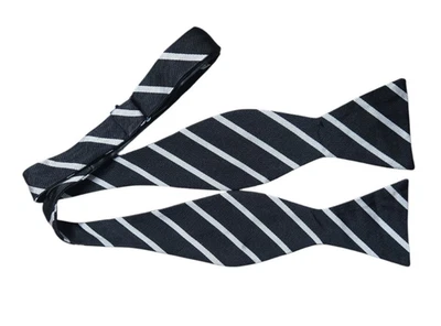 Pajarita ajustable 100 % seda Saddlebred para hombre a rayas negra plateada Foto 1 de 4