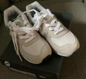 New Balance 574 Tenis Niños 13.5 Zapatos Gris Blanco Con Cordones Juveniles NUEVO - Imagen 1 de 6