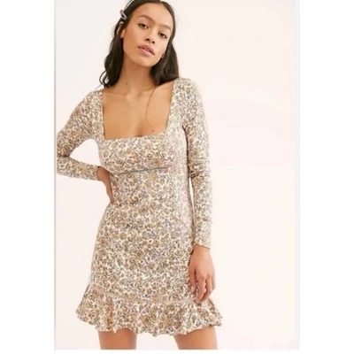 Мини-платье Free People богема цвета слоновой кости комбинированное с цветочным узором с воланами с длинным рукавом богемное 12 - Изображение 1 из 4