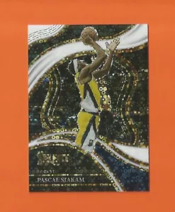 2023-24 SELEZIONA DISCOTECA BIANCA COURTSIDE PASCAL SIAKAM #d 19/75 INDIANA PACERS - Foto 1 di 2