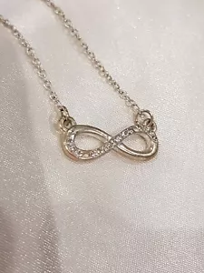 Claires einfache Infinity Halskette, guter Zustand Silberfarben. Strasssteine. Süß. - Bild 1 von 4