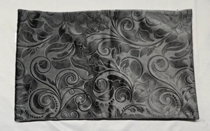 Funda de almohada TangDepot de terciopelo pesado en relieve, anaglifo floral Classis - Imagen 1 de 7