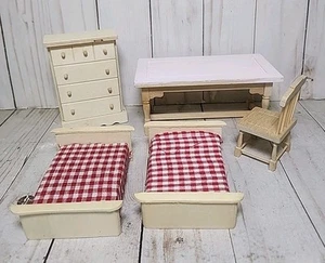 Greenbrier Int. Lote de muebles de madera para casa de muñecas silla de mesa tocador y camas 5 piezas - Imagen 1 de 11