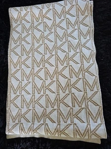 Bufanda cuello MICHAEL KORS MK Initials firma crema y dorado precio de venta sugerido por el fabricante 78 USD 63 pulgadas - Imagen 1 de 7