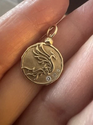 Colgante de diamantes Three Stories de oro amarillo de 14 quilates Fénix/Diosa del Fuego Foto 1 de 4