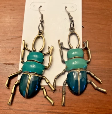 Pendientes colgantes escarabajo escarabajo verde y turquesa esmalte y latón Foto 1 de 4
