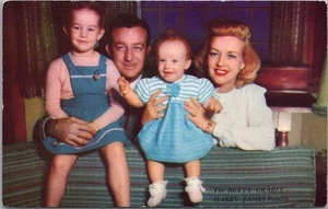 Postal vintage de Harry James Bandleader de los años 40 con Betty Grable y niños/cromo - Imagen 1 de 2