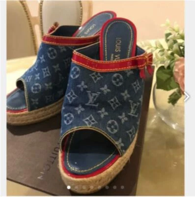 Auténticas sandalias Louis Vuitton con monograma de mezclilla con cuña deslizables azules/rojas 37,5 EUR usadas JPN Foto 1 de 4