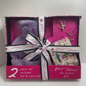 Betsey Johnson 2-teiliges Geschenkset Bommelmütze & und Kartenetui BRANDNEU IN BOX - Bild 1 von 12