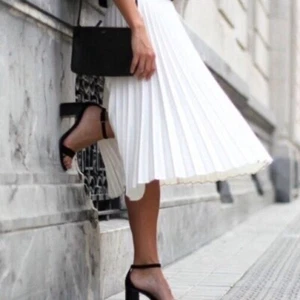NEW - ZARA WOMAN - WHITE ECRU PLEATED ACCORDION SKIRT MIDI SKIRT- XS - Picture 1 of 7