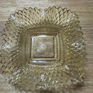 Indiana Glas Diamond Point gekräuselt quadratisch Schüssel Süßigkeitenschale gelb Vintage 6,5" - Bild 1 von 3