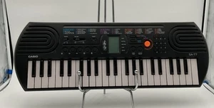Mini tastiera Casio SA-77 con 100 toni 50 modelli ritmici e 10 canzoni integrate - Foto 1 di 15