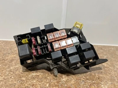 MITSUBISHI EXPO LRV 1993 caja de fusibles bajo capó Foto 1 de 2