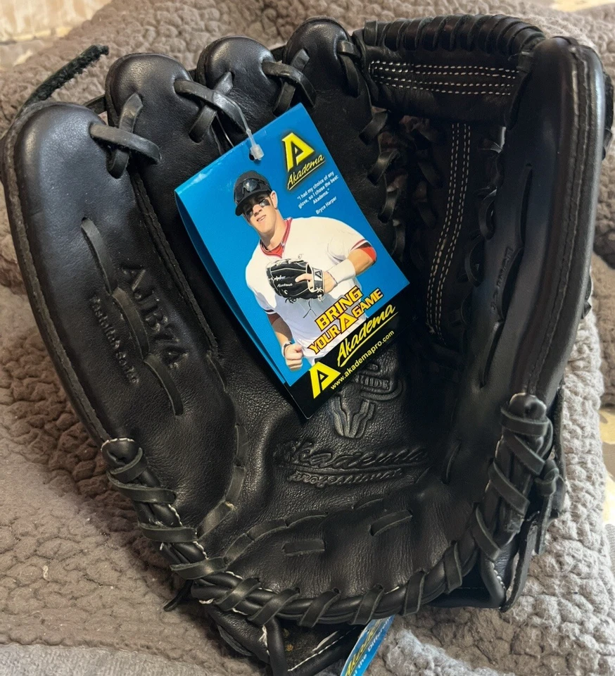 Guante para zurdos Akadema Prodigy Youth Fastpitch Series modelo AJB74 Foto 1 de 4